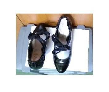 Pantofi M&S UK cu toc inalt negri de lac cu siret, model deosebit, 40