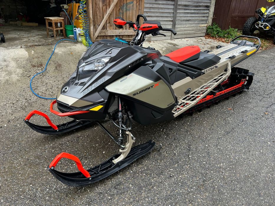 Vand snowmobil Ski-Doo 850 turbo , an 2022 ,230 km, senila:165