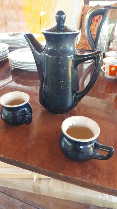 Кофейник, тарелки, электрочайник