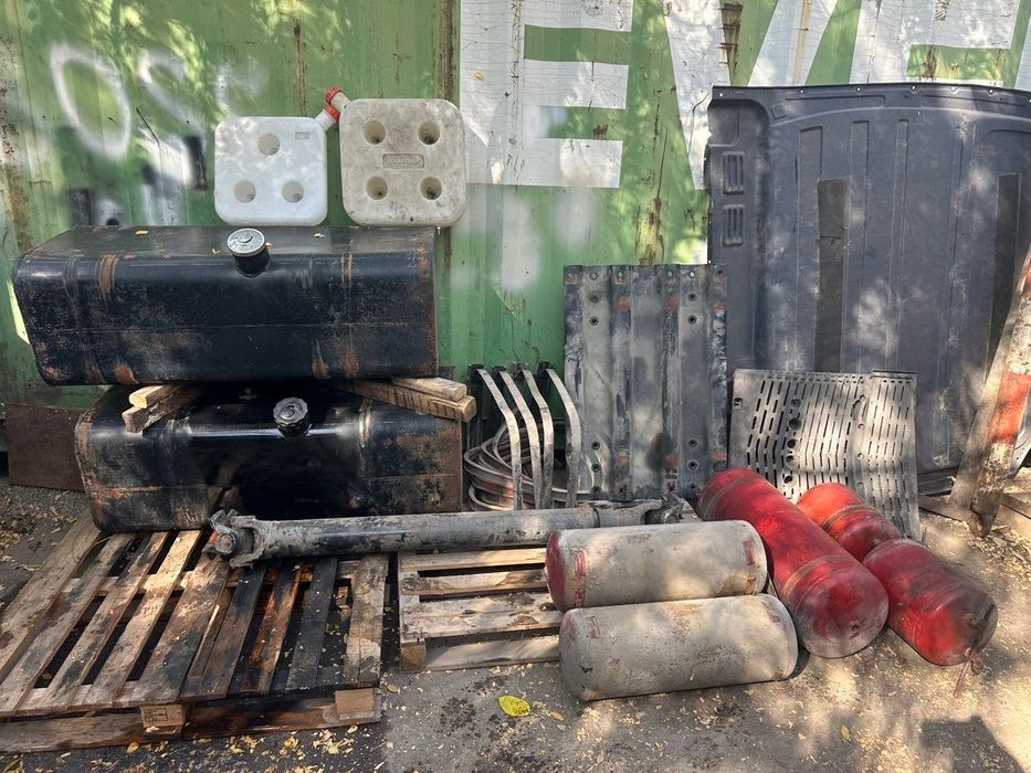 Топливный  бак на 300 литров. Крепление запасного колеса