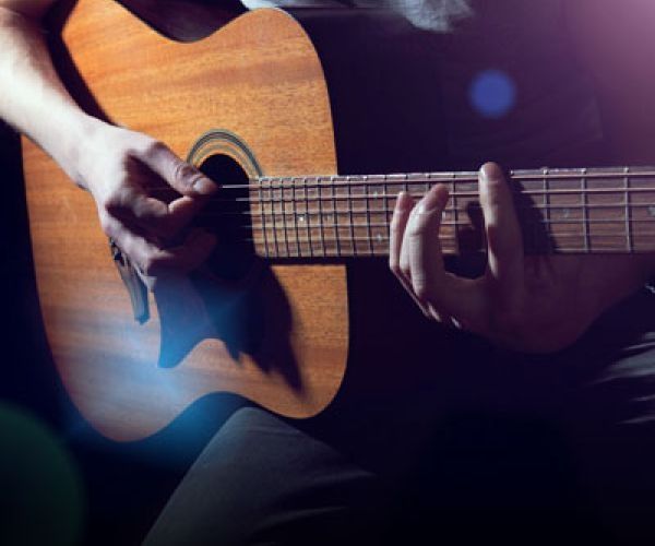 Преподаватель игры на акустической гитаре