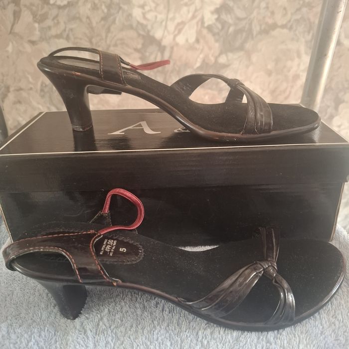 Отдам даром женские босоножки размер 37-38