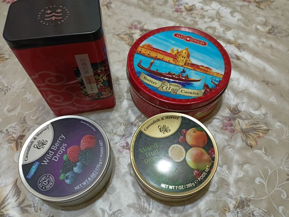 Металлические баночки - коробочкии две светящие игрушки