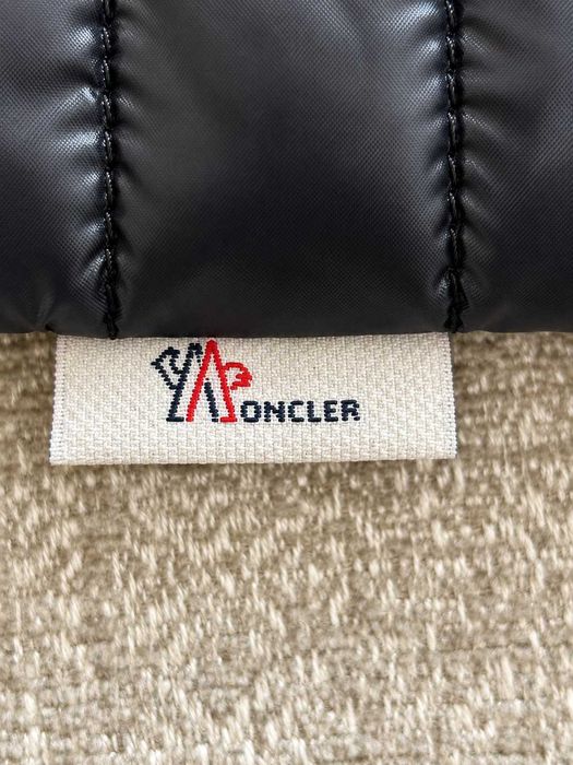 Săculeț / husă Moncler puffer negru, matlasat, logo brodat