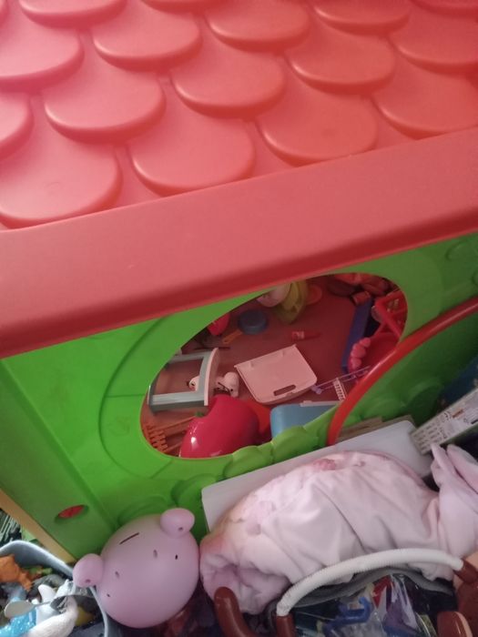 Детска къщичка за игра и масичка с две пейки