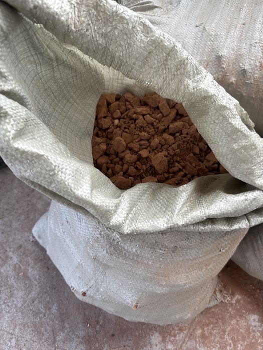 Красная глина в мешках