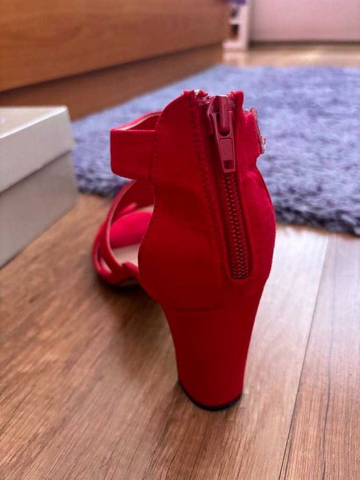 Червени обувки сандали