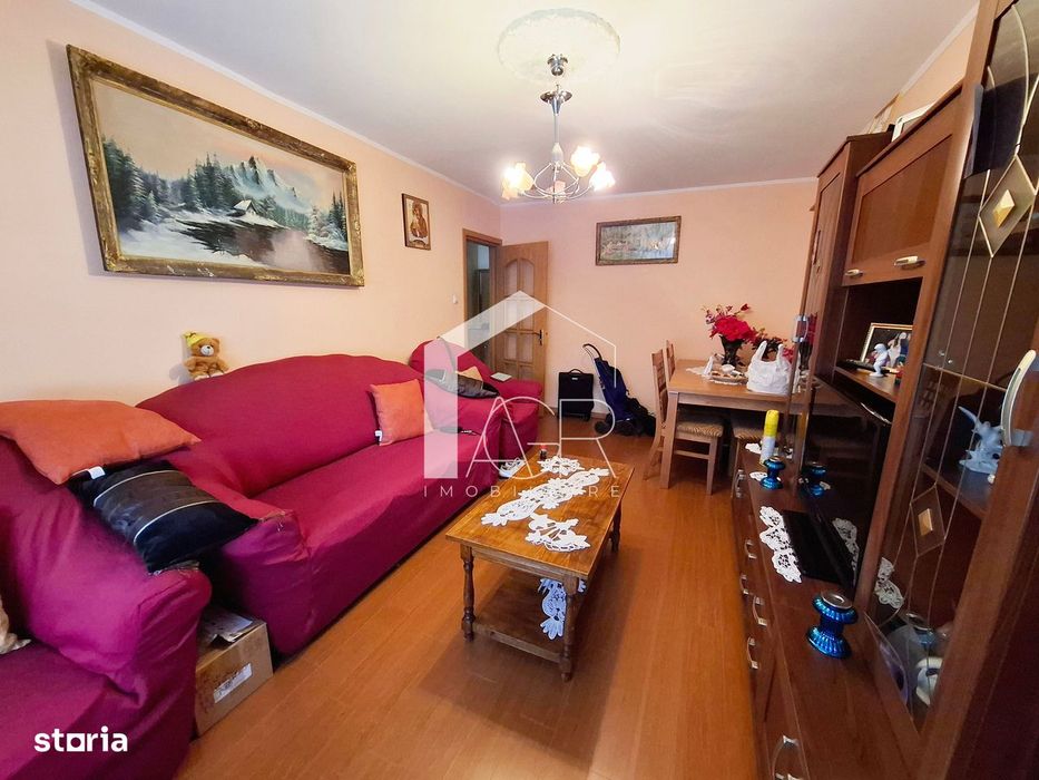 Apartament cu 3 camere, decomandat, zona Mihai Bravu