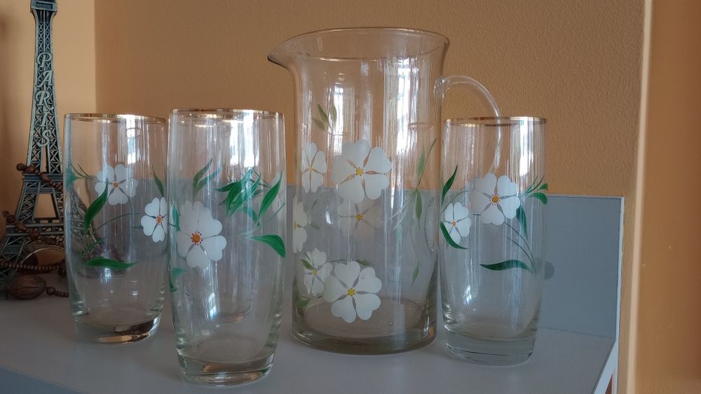 Стъклена кана и чаши