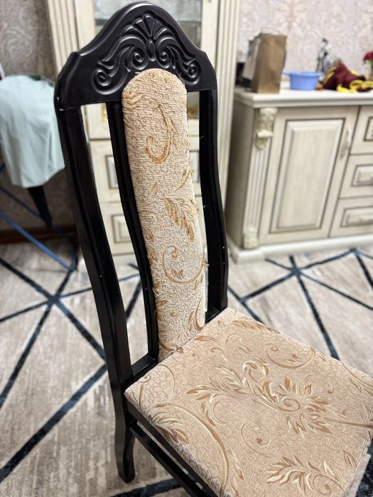 продается срочноо!Стол и стулья