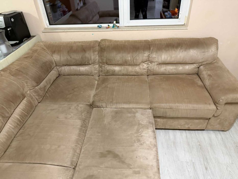 Голям десен ъглов диван (250х240 см) – Цвят Шампанско, с вградено шкафче