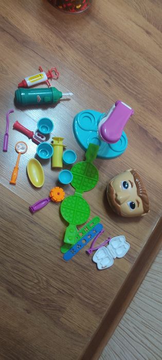 Продам два набора для игры с мягким пластилином.