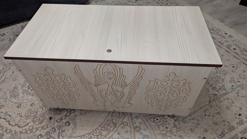 Сундук с орнаментами