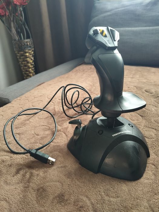 Vând Joystick Thrustmaster
