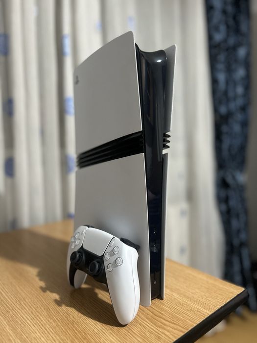 Vând PlayStation 5 Pro Digital Edition 2TB