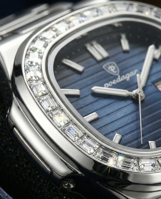 Часовник с изчистен стил и луксозен вид