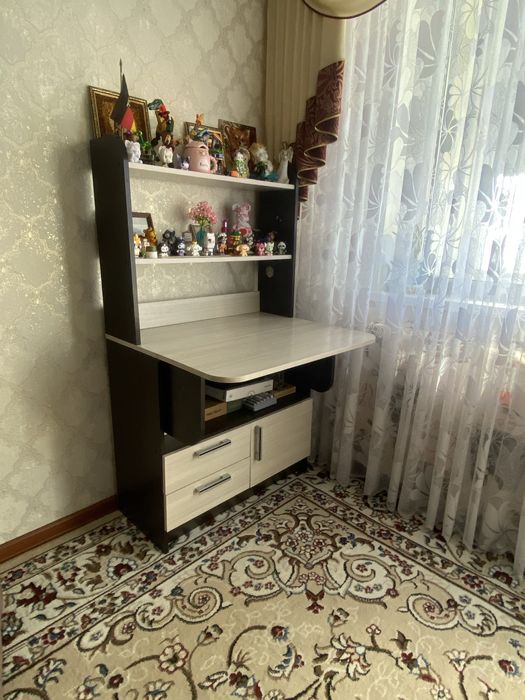 Столик с полками и ящиками