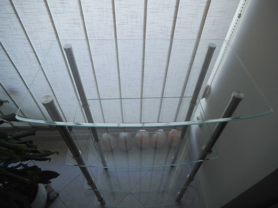 Стъклена етажерка