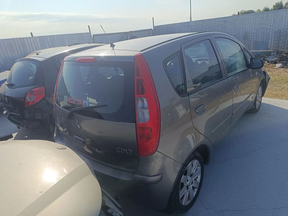 Dezmembrez Mitsubishi colt 1.3b fabr 2007