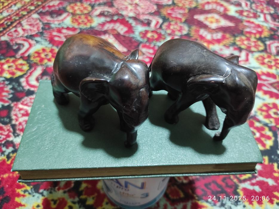 Срочно продаются два слонёнки из красного дерева