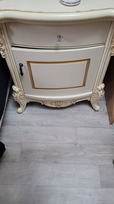 Кровать двуспальная с тумбочками