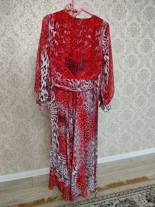 Платье в красном цвете