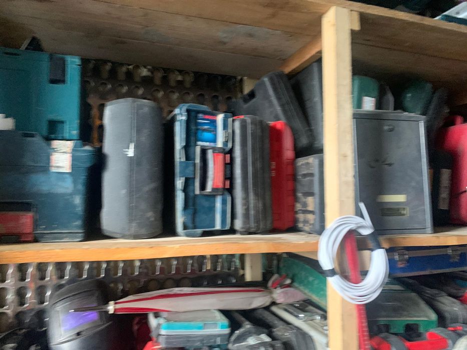 Vând sau schimb container cu scule.