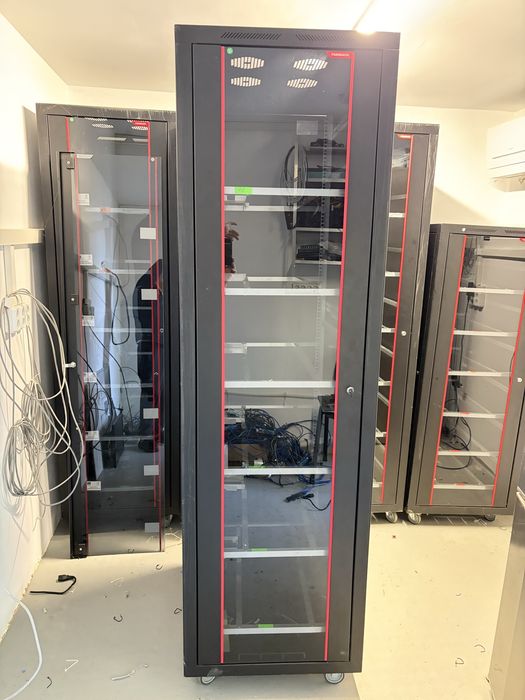 Комуникационен шкаф FORM RACK 19” – сървърен шкаф, стоящ