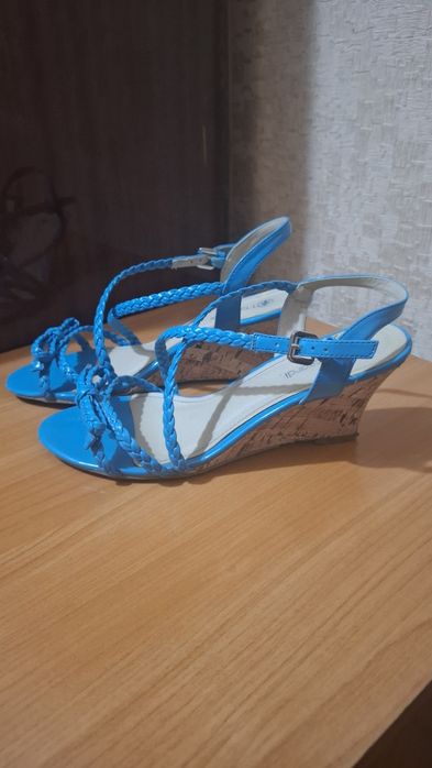 Продам босоножки
