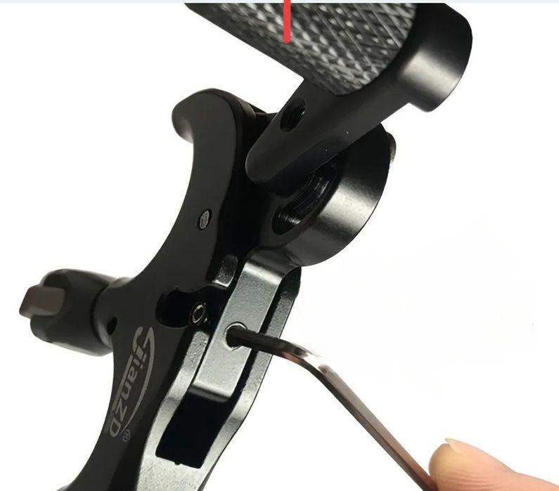 Declansator "thumb release" pentru arc compound