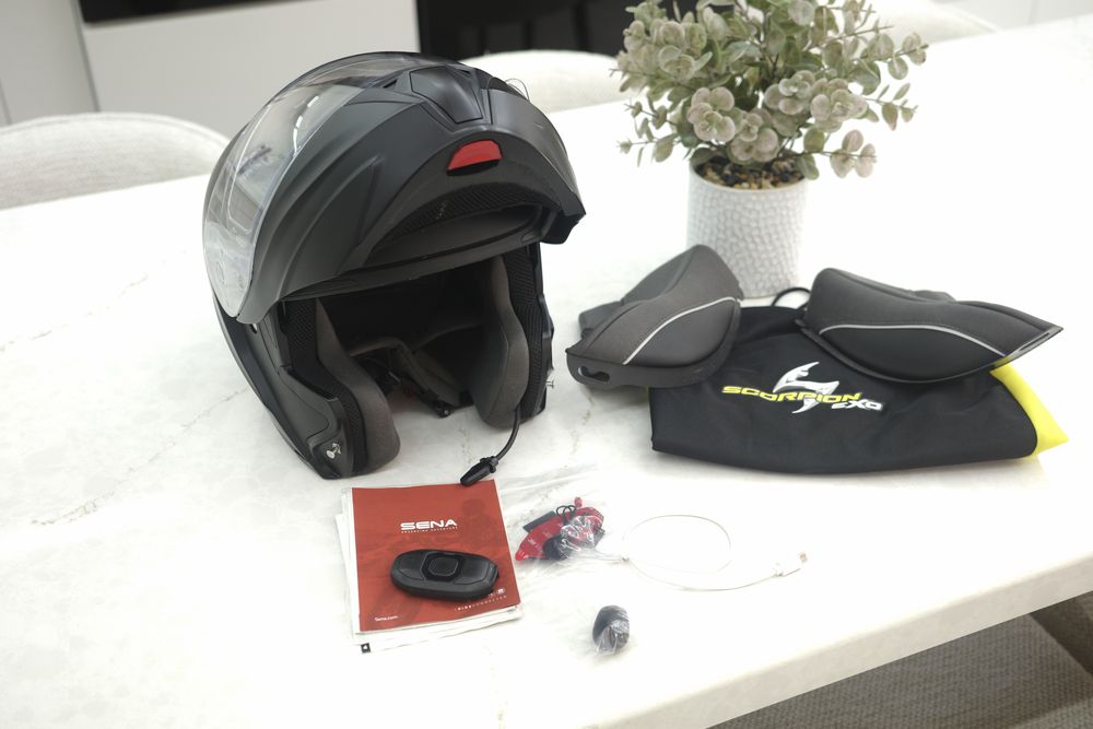 Scorpion EXO 920 u Sena SF1