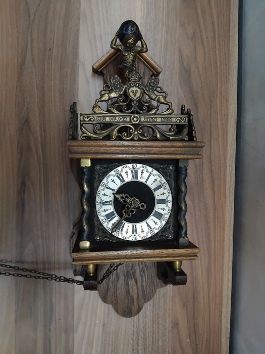 Стенен часовни..