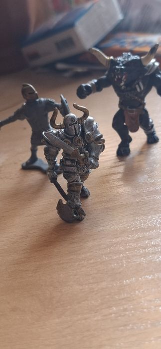 3 мини фигурки - минотавър и рицаи