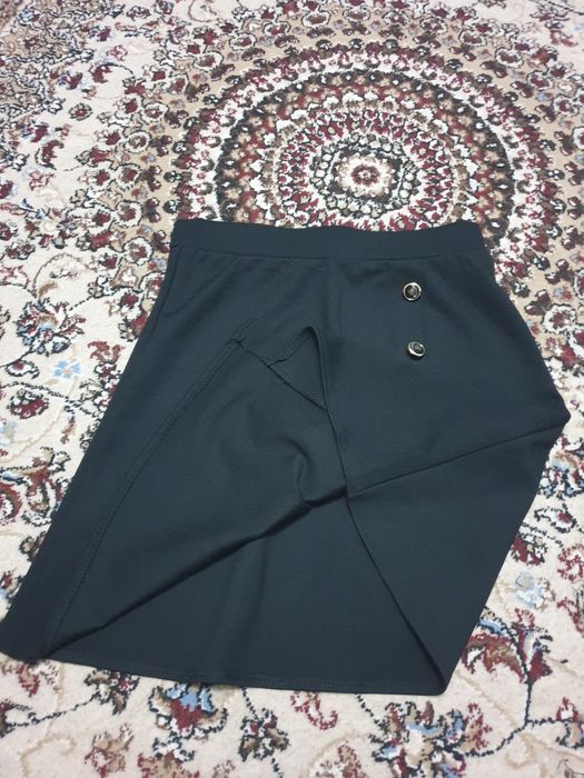 Юбка женская чёрная с пугавицами