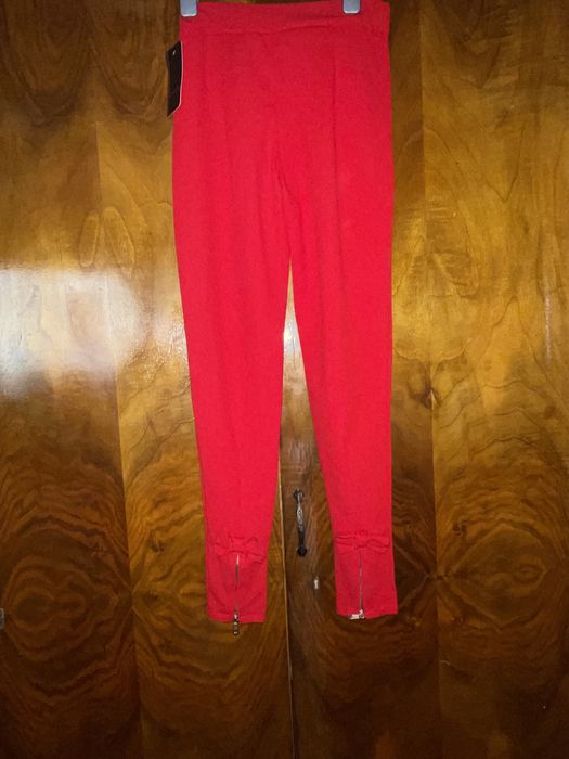 Червен панталон размер М