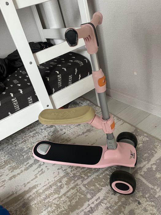 Продам розовый самокат