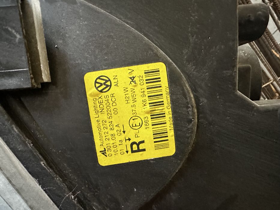 Far dreapta xenon vw golf 5.cod:1k6941032.