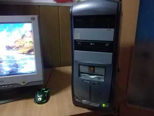 Vand calculator cu birou windows instalat tastatura mouse filme si jocuri incluse