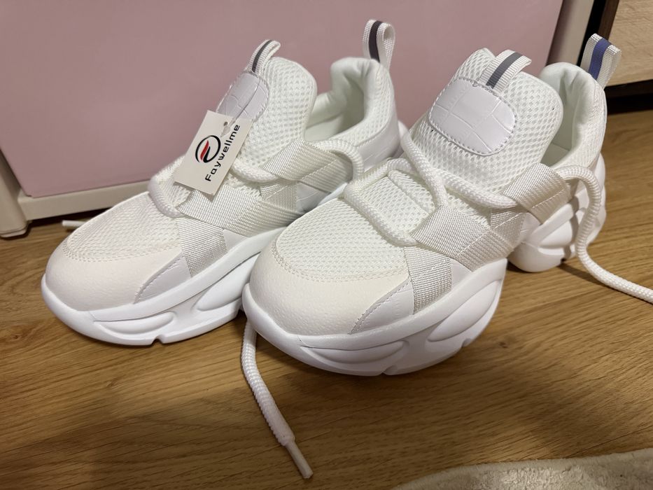 Продам новые кроссовки