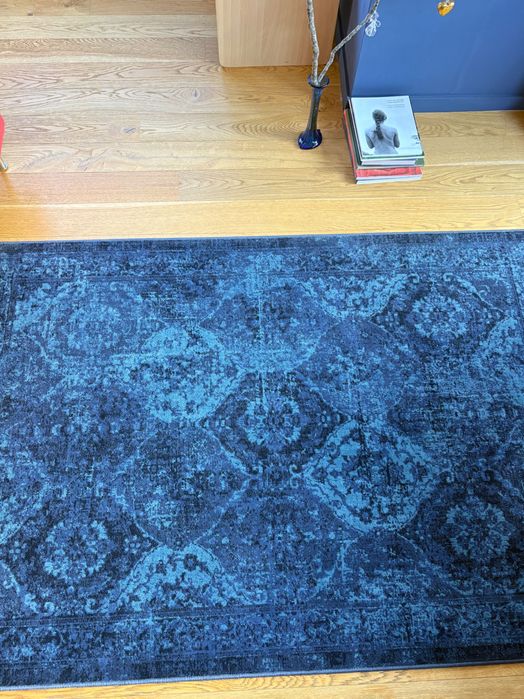 Син килим на Ikea