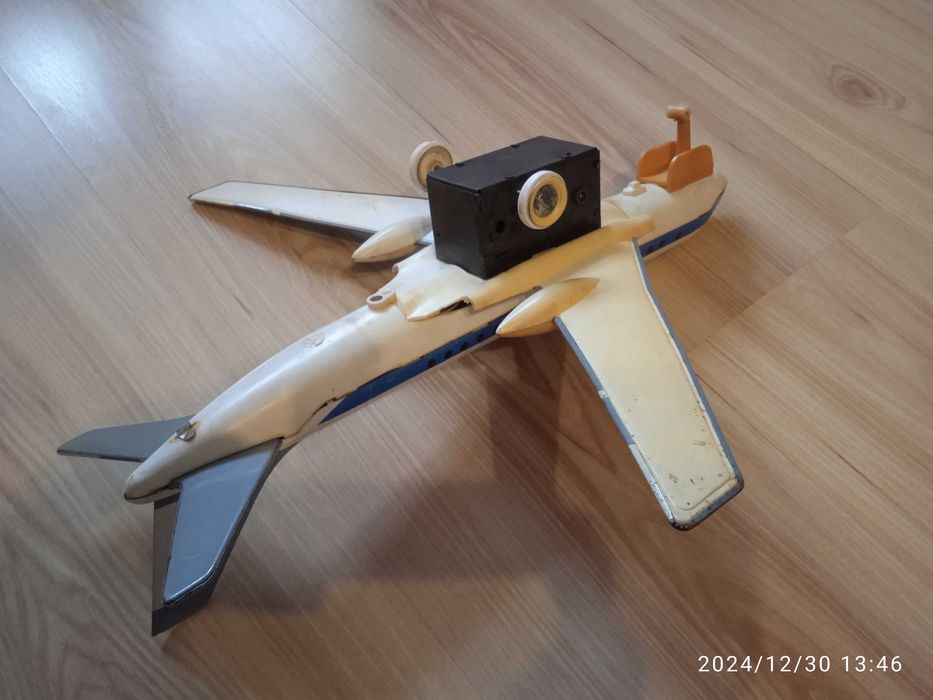 Самолетче Matchbox и стара руска играчка ламаринен самолет