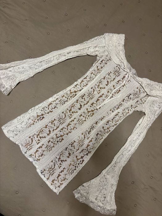 Бяла дантелена рокля с паднал ръкав