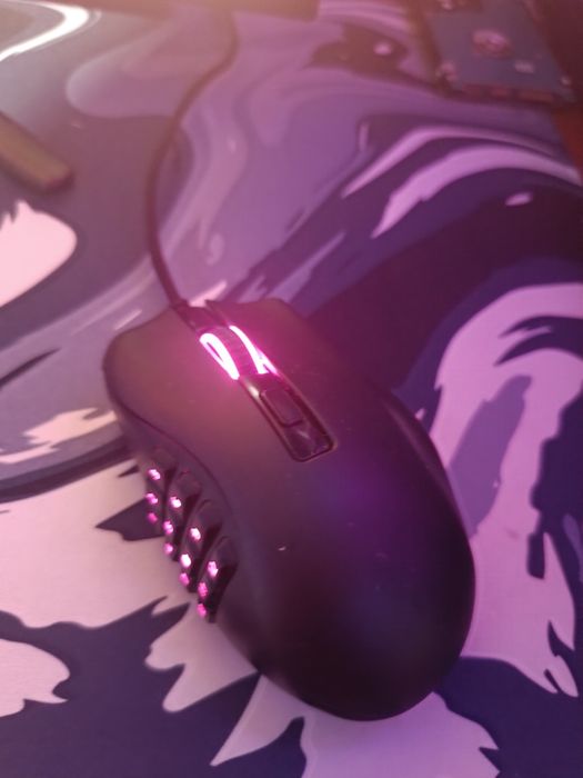 Vând mouse razer naga x