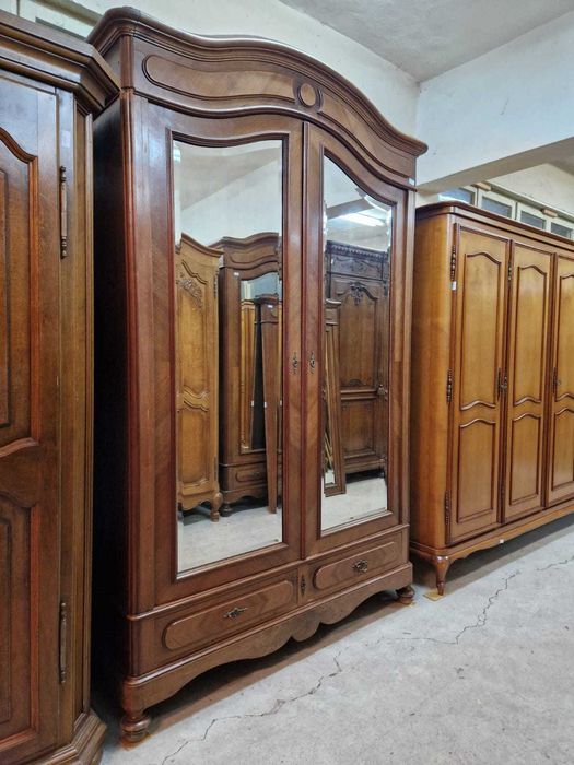 Френски антикварен спален комплект от масивен орех