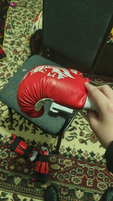 Boks perchatka 1 Marta musoboqaga kiyilgan