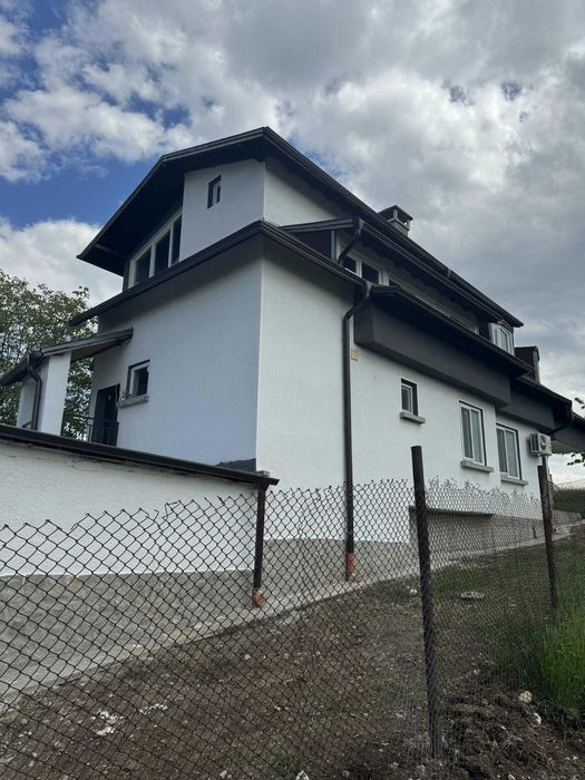 Триетажна къща във вилна зона Стожера на село Драговищица до град Костинброд. На 14 километра (20 минути) от София.