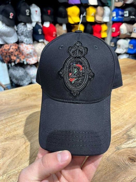 Маркови шапки с ръчно изработена бродерия лого markovi shapki broderia