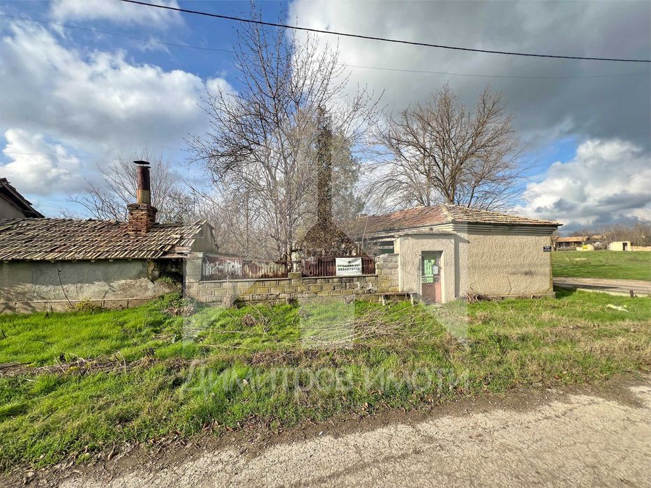 Продава се тухлена къща в гр. Плиска с двор 1200 кв.м. и КЛАДЕНЕЦ.