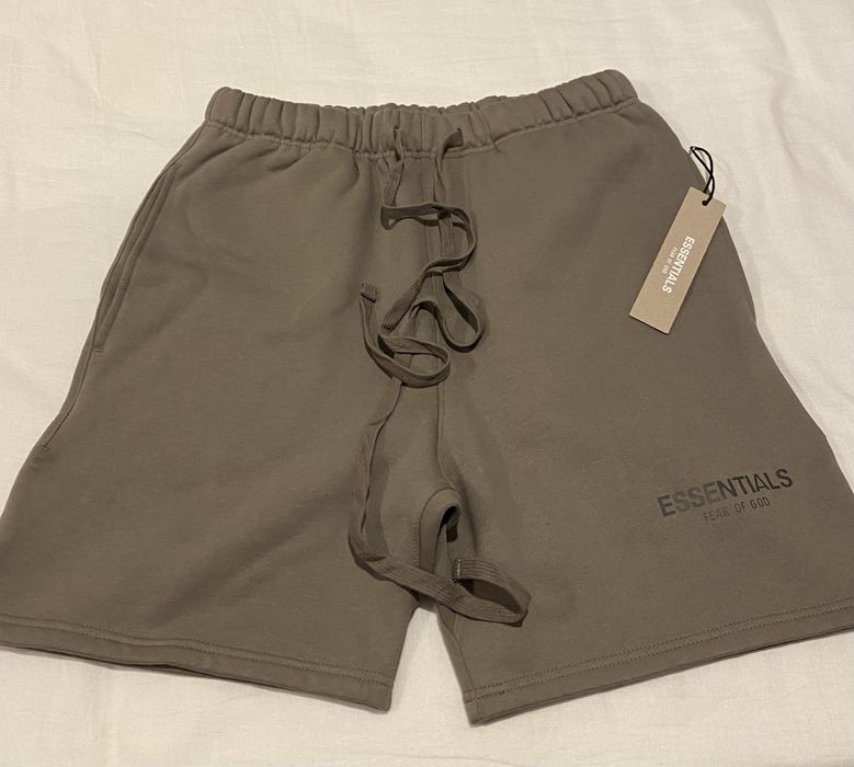 Pantaloni scurți Fear of God Essentials, maro, noi, unisex, mărimea S