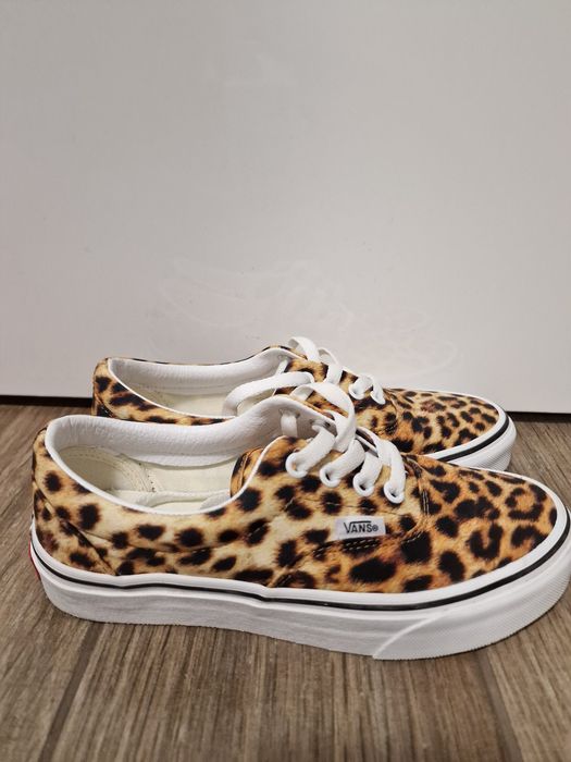 Леопардови кецове Vans